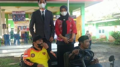 Pasangan calon suami istri mencoblos di TPS balai desa Susukanrejo, Pohjentrek, Kabupaten Pasuruan.