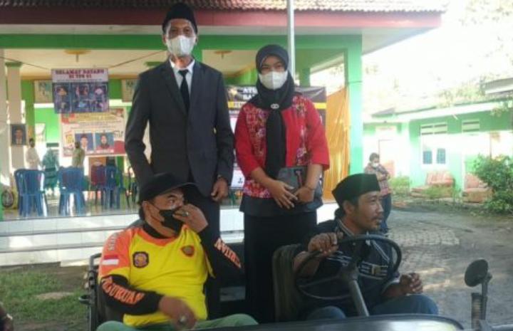 Pasangan calon suami istri mencoblos di TPS balai desa Susukanrejo, Pohjentrek, Kabupaten Pasuruan.