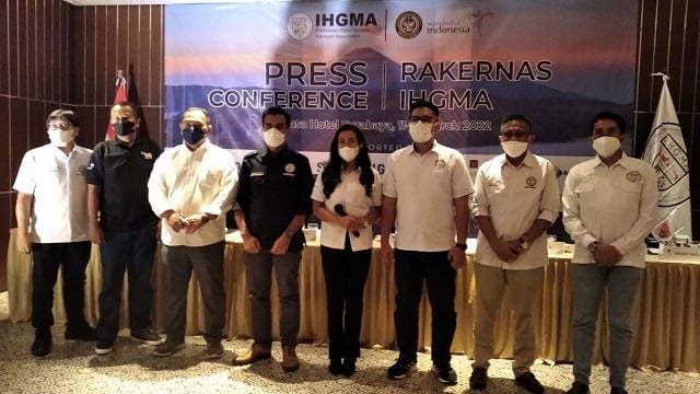 Ika Florentina (tengah) sekretaris dan Humas Rakernas IHGMA berfoto bersama dengan perwakilan dengan peserta Rakernas.