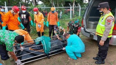 Petugas mengevakuasi jasad korban yang berada di parit dan selajutnya dibawa ke RSUD dr R Koesma Tuban untuk diidentifikasi.