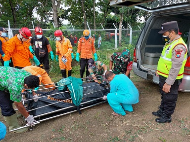 Petugas mengevakuasi jasad korban yang berada di parit dan selajutnya dibawa ke RSUD dr R Koesma Tuban untuk diidentifikasi.