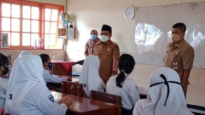 Wali Kota Malang, Sutiaji meninjau hari pertama sekolah tatap muka di SMPN 8 Kota Malang.