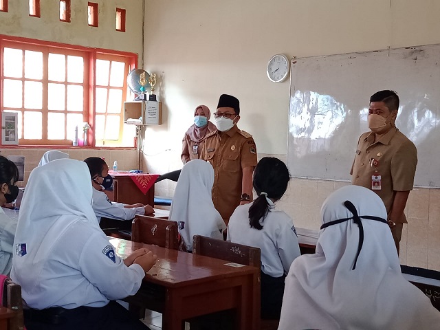 Wali Kota Malang, Sutiaji meninjau hari pertama sekolah tatap muka di SMPN 8 Kota Malang.