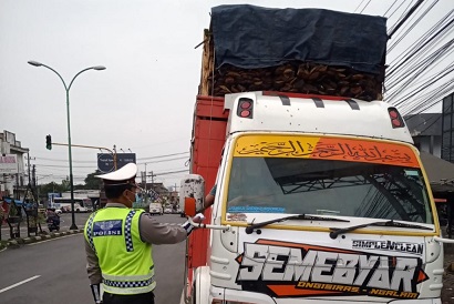Dalam Sebulan, Polisi Tilang 48 Truk Kelebihan Muatan di Pasuruan 8 Petugas Satlantas Polres Pasuruan menindak truk dan kendaraan bermuatan berlebihan.