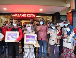 Tertib Berlalu Lintas, Polresta Malang Kota Hadiahi Helm pada Puluhan Relawan agar Aman Berkendara