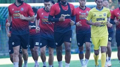 Tim Arema FC menjalani sesi latihan untuk menatap 3 sisa pertandingan BRI Liga 1