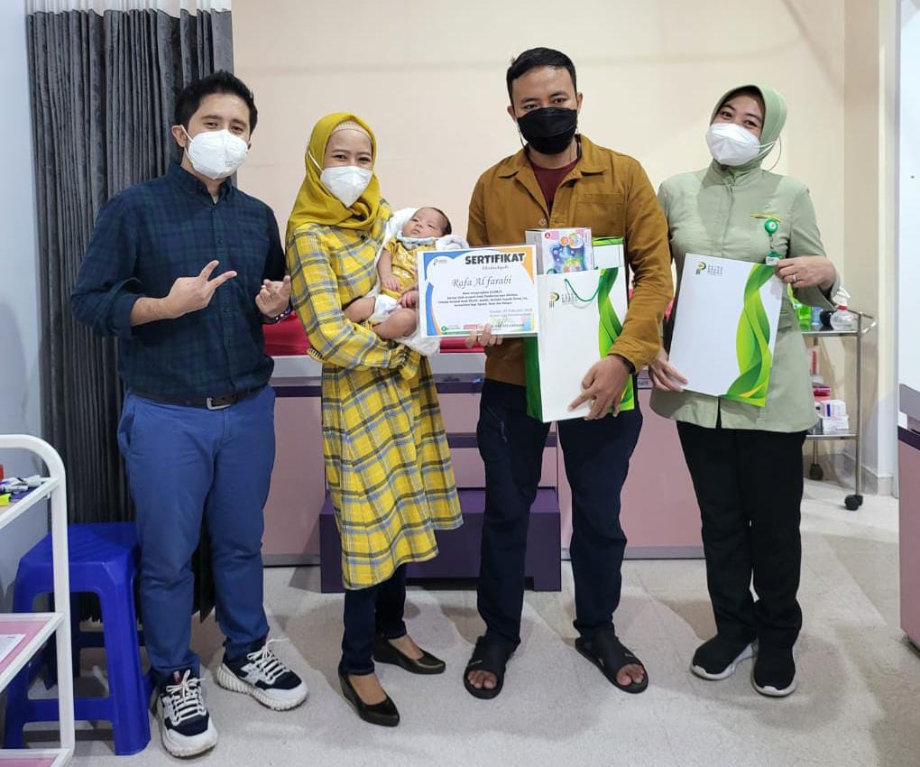 dr Caesar Ayuda, dokter bedah di Rumah Sakit (RS) Petrokimia Gresik, bersama pasiennya. 
