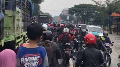 Banjir di jalur pantura kraton, Pasuruan, menyebabkan kemacetan panjang sejak Selasa (29/3/2022) malam.