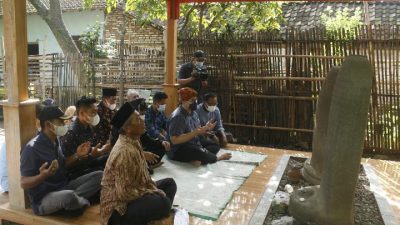 Bupati Kediri Kediri, Hanindhito Himawan Pramana, mengunjungi 2 prasasti yang mengisahkan Bagawanta Bari di Desa Siman, Kecamatan Kepung, Kediri, Kamis (24/3/2022).