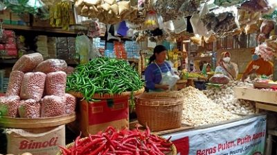 Toko milik Haji Sumirah di Pasar Kota Bojonegoro yang menjual komoditas pangan.