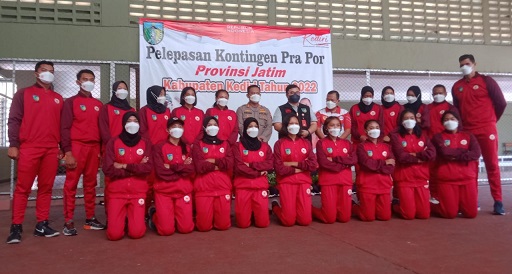 Bupati Kediri melepas kontigen bola voli untuk bertanding di kualifikasi Pekan Olahraga Provinsi Jatim.