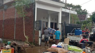 Korban banjir Malang. (Foto: M. Sholeh/Tugu Malang)