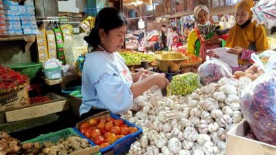 Harga bawang putih. (Foto: Mila Arinda/Tugu Jatim)