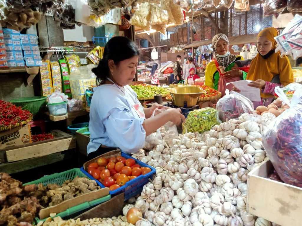 Harga bawang putih. (Foto: Mila Arinda/Tugu Jatim)