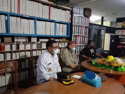 Wakil Wali Kota Malang, Sofyan Edi Jarwoko (baju putih) dan Pendiri MMI Kota Malang, Hengki Hermanto (tengah) menikmati pertunjukan musik di MMI Kota Malang. 