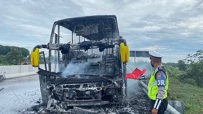 Petugas memeriksa bus yang terbakar di Tol Pandaan, Kabupaten Pasuruan, pada Minggu (06/03/2022).