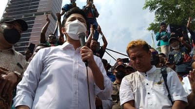 Wakil Gubernur Jawa Timur, Emil Elistianto Dardak, saat menyampaikan orasinya di depan para sopir truk yang aksi, Jumat (11/3/2022).