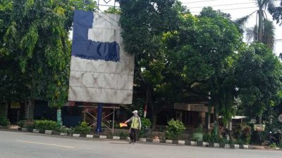 Tukang cat reklame. (Foto: Mochamad Abdurrochim/Tugu Jatim)