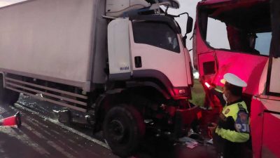 Kecelakaan truk vs bus. (Foto: PJR Polda Jatim/Tugu Jatim)