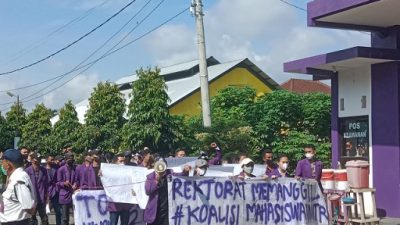 Mahasiswa Unitri menggelar aksi menuntut pemenuhan fasilitas kampus, Selasa (8/3/2022).