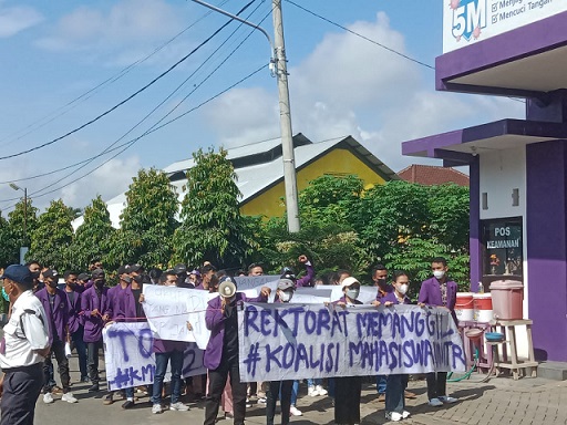 Mahasiswa Unitri menggelar aksi menuntut pemenuhan fasilitas kampus, Selasa (8/3/2022).