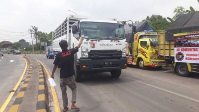 Sopir truk. (Foto: Laoh Mahfud/Tugu Jatim)