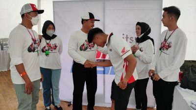 Eksklusif, Mario Suryo Aji ditemani keluarga bersalaman dengan Wali Kota Madiun, Maidi, saat bertemu di paddock Honda Racing Team.