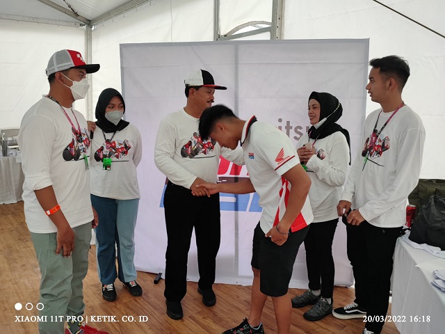 Eksklusif, Mario Suryo Aji ditemani keluarga bersalaman dengan Wali Kota Madiun, Maidi, saat bertemu di paddock Honda Racing Team.