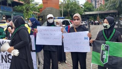 Aktivis HMI Malang gelar aksi di depan kampus Brawijaya Malang, Kamis (10/3/2022).