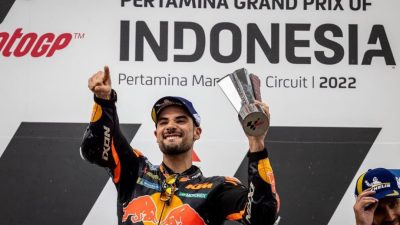 Miguel Oliveira rayakan kemenangan MotoGP 2022 di Sirkuit Mandalika.