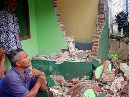 Rumah makan yang ambrol bagian depannya setelah ditabrak bus.