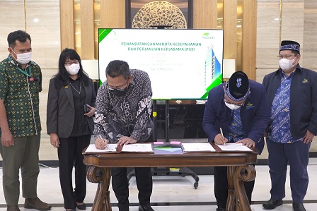 Penandatanganan Nota Kesepahaman dan Perjanjian Kerja Sama (PKS) antara Direktur Jaringan Operasi dan Penjualan PT Pegadaian, Damar Latri Setiawan, dengan Ketua Umum JSIT Indonesia, Fahmi Zulkarnain MPd, di Kantor Pusat Pegadaian, Jakarta, Rabu (16/03/2022).
