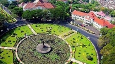 Alun-alun Tugu Kota Malang.