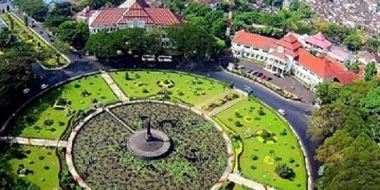 Alun-alun Tugu Kota Malang.