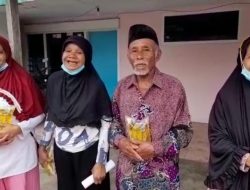 Lansia Ikut Vaksinasi Covid-19, Polsek Singosari Malang Beri Hadiah 1 Liter Minyak Goreng Gratis