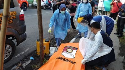 Korban dievakuasi oleh petugas di trotoar kelurahan Jagalan Kota Kediri dengan mulut berbusa, Kamis (17/3/2022).