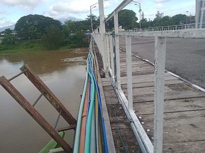  Kabel dan pipa air masih menempel di Jembatan Lama Kediri yang dikhawatirkan membuat jembatan miring.
