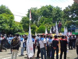 Ratusan Buruh Tuban Gelar Aksi Menuntut PT Semen Indonesia Pekerjakan 8 Orang yang di-PHK