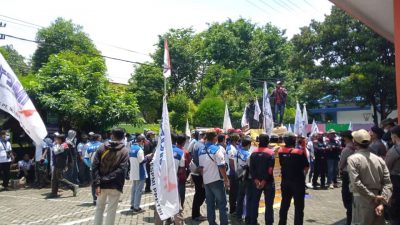 Ratusan buruh mendatangi Dinas Tenaga Kerja dan Perindustrian Tuban meminta agar 8 pekerja yang di-PHK oleh PT Semen Indonesia dipekerjakan kembali, Selasa (15/3/2022).