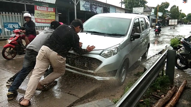 Salah satu kendaraan yang terperosok ke sisi jalan di Jembatan Glendeng Desa Simo Kecamatan Soko Kabupaten Tuban. 