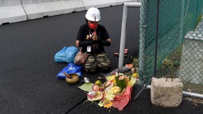 Aksi Ritual mengedalikan hujan yang di lakukan oleh Raden Rara Istiati Wulandari, di sirkuit Mandalika.