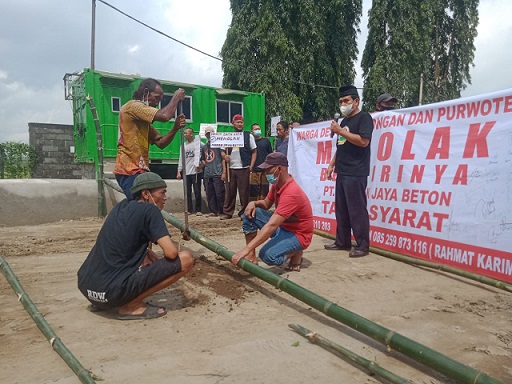 Puluhan warga di Kabupaten Kediri blokade gerbang pembangunan pabrik beton dengan bambu, Jumat (18/3/2022).
