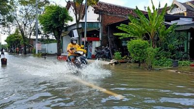 Banjir setinggi 30 sentimeter di Jalan Serma Abdullah Desa Pacul, Kecamatan/Kabupaten Bojonegoro.