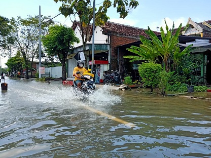 Banjir setinggi 30 sentimeter di Jalan Serma Abdullah Desa Pacul, Kecamatan/Kabupaten Bojonegoro.