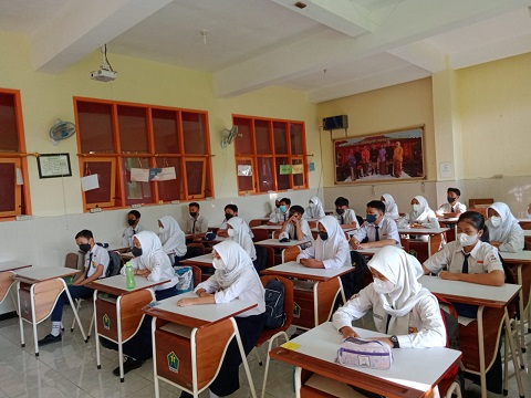 Siswa SMPN 8 Kota Malang mulai melangsungkan pembelajaran tatap muka.