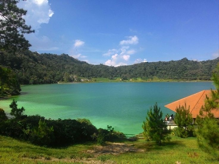 Ilustrasi Danau di Flores.
