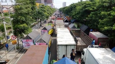 Sopir truk. (Foto: Istimewa/Tugu Jatim)