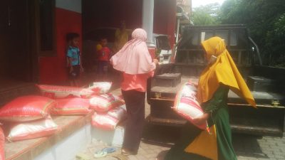 Puluhan karung beras bansos BNPT dikembalikan warga ke rumah kepala desa Kebotohan, Kraton, Kabupaten Pasuruan pada minggu (06/05/2022).