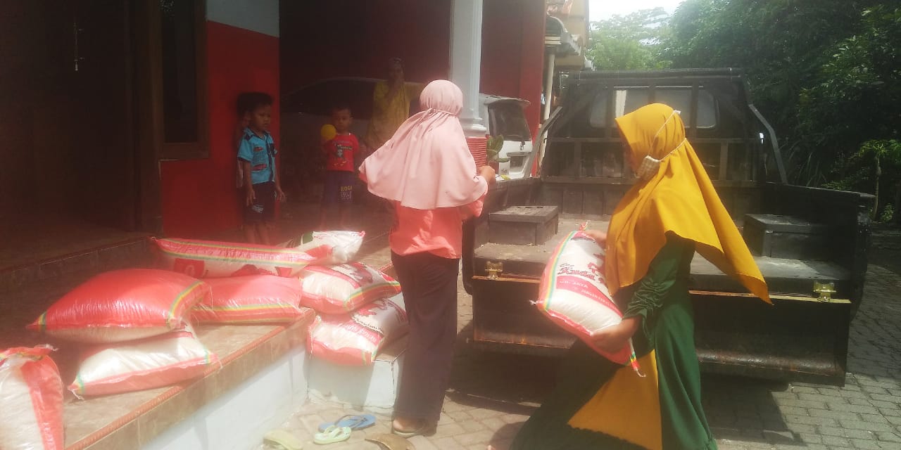 Puluhan karung beras bansos BNPT dikembalikan warga ke rumah kepala desa Kebotohan, Kraton, Kabupaten Pasuruan pada minggu (06/05/2022).