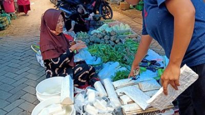 Siti Nafiah, pengusaha sekaligus pedagang tempe saat menggelar dagangannya di Pasar Kota Bojonegoro.